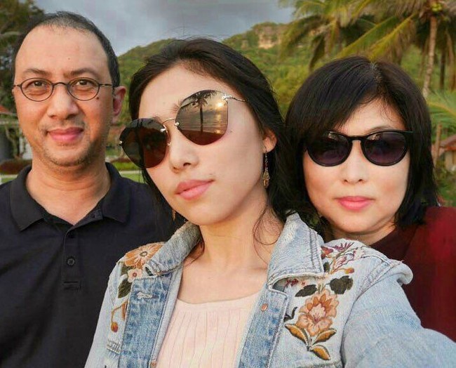 Kini single terbaru Isyana dan Rara sudah mendulang satu juta penonton di Youtube. “Kami @dwikardana dan @marpanda sebagai orangtuanya sangat senang dan bangga bisa mengembangkan potensi @rarasekar dan @isyanasarasvati,” tulis Luana di Instagram-nya. (Foto: Instagram/@marpanda)