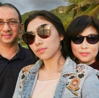 Kini single terbaru Isyana dan Rara sudah mendulang satu juta penonton di Youtube. “Kami @dwikardana dan @marpanda sebagai orangtuanya sangat senang dan bangga bisa mengembangkan potensi @rarasekar dan @isyanasarasvati,” tulis Luana di Instagram-nya. (Foto: Instagram/@marpanda)