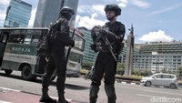 Beberapa personel Brimob sempat memantau kawasan Bundara HI usai apel pengamanan perayaan malam tahun baru.
