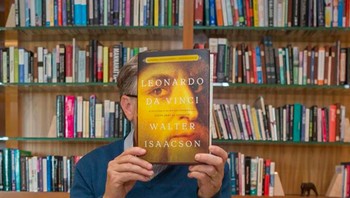 Bill Gates adalah penggemar berat Leonardo da Vinci. Tahun ini, dia merekomendasikan buku soal Leonardo karangan penulis kenamaan, Walter Isaacsson yang juga penulis biografi Steve Jobs. Foto: Instagram