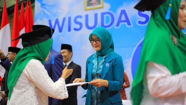 Ketua Tim Penggerak PKK Kota Bogor Yane Ardian mewisuda peserta Sekolah Ibu gelombang II.