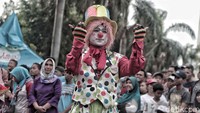 Atraksi ini ditampilkan oleh kelompok Aku Badut Indonesia.