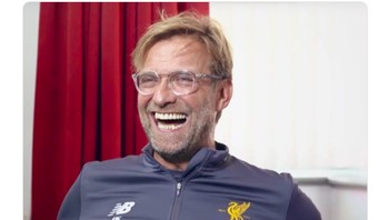 Jurgen Klopp digambarkan tertawa melihat kekalahan Spurs. Foto: Twitter