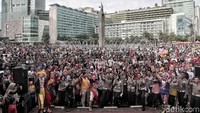 Atraksi para badut menyedot perhatian pengunjung car free day. Para pengunjung berkumpul membentuk lingkaran untuk menyaksikan beragam atraksi yang ditampilkan.