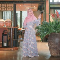 Selain khimar, Ria Ricis juga sering tampil mengenakan hijab segi empat polos yang sedang tren sekarang ini. Ia memanjangkan hijabnya hingga menutupi dada. Foto: Instagaram/riaricis1795