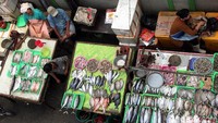Ikan masih tetap diminati meski harganya melonjak akibat hujan serta naiknya air laut.
