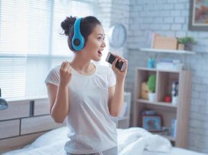 Menyentuh, Wanita Nyanyi Pakai Bahasa Isyarat untuk Ayahnya yang Tuli