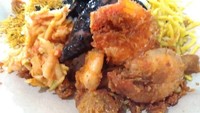 Dari Suramadu nasi Madura dengan lauk cumi hitam ini wajib dicoba. Dipadu dengan sambal pencit yang kecut pedas, udang goreng, telor dadar dan serundeng. Foto: Instagram @hotmaket72