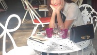 One cafe au lait, please, tulis Jessica di keterangan foto. Kalau pose mintanya kayak gini sih dijamin baristanya jadi salting hihi. Foto: Instagram jessica.syj