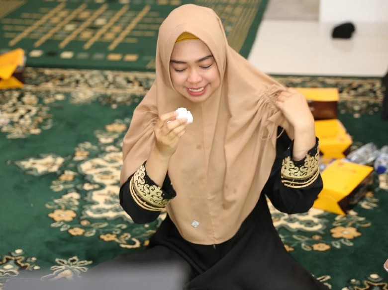 Nge-vlog di Makam Olga Syahputra, Ria Ricis Kena Omel Netizen Nge-vlog di Makam Olga Syahputra, Ria Ricis Kena Omel Netizen