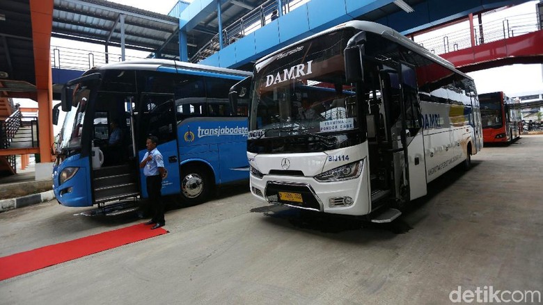 Peresmian Terminal Bus Pondok Cabe Kepala BPTJ Bambang Prihartono meresmikan terminal tipe A Pondok Cabe di Tengerang Selatan, Senin (31/12/2018). Selain peresmian terminal ini juga dibuka trayek PPD Premium Pondok Cabe Senen dan juga Damri tujuan Bandara Soekarno Hatta.