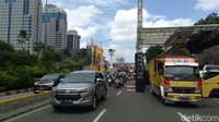 Lalu lintas di Jalan MH Thamrin tepatnya di dekat Gedung Bank Mandiri. Foto diambil sekitar pukul 11.30 WIB (Foto: Lisye Sri Rahayu/detikcom)