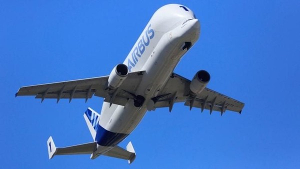 Sementara sirip ekor vertikal diterbangkan dari Hamburg ke Toulouse menggunakan Transporter Super300 A600-600ST milik Airbus atau lebih dikenal sebagai Beluga (Airbus/CNN Travel)