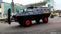 Jelang malam pergantian tahun, polis mengerahkan sejumlah kendaraan taktis di kawasan Bundaran HI, Jakarta, Senin (31/12/2018).