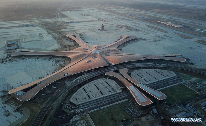 Bandara di Beijing ini mirip pesawat ruang angkasa. Seperti ini loh bentuknya.