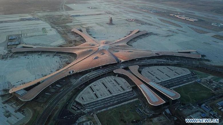 Bandara di Beijing ini mirip pesawat ruang angkasa. Seperti ini loh bentuknya.