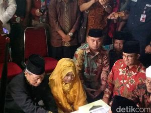 Jadi Saksi Nikah Massal, Anies: Ini Malam yang Mengesankan