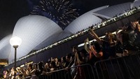 Tak mau melewatkan momen, warga langsung mengabadikan perayaan dengan gadget mereka. Brook Mitchell/Getty Images.
