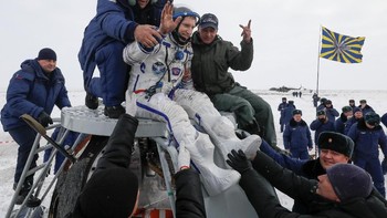 Sergey Prokopyev melambaikan tangan begitu keluar dari kapsul. Foto: Reuters