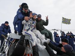 Pendaratan Dramatis 3 Astronot dari Antariksa ke Padang Salju