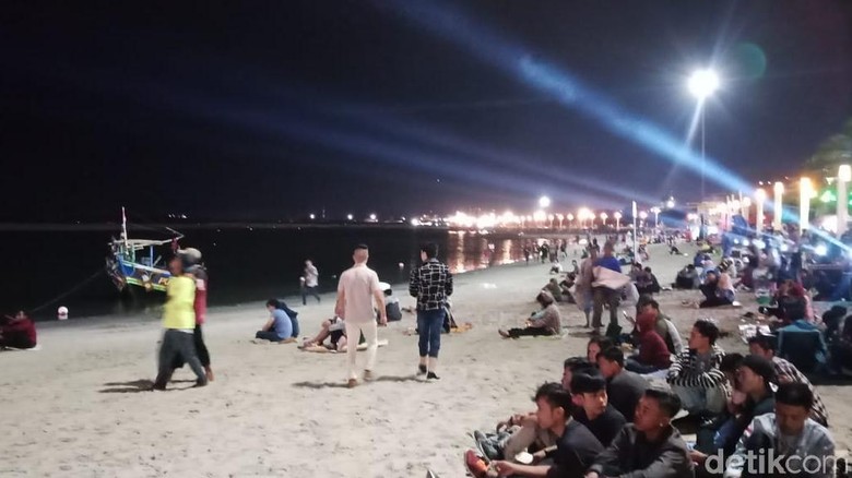 Cuaca Buruk Tak Hambat Warga Rayakan Tahun Baru di Pantai Ancol Cuaca Buruk Tak Hambat Warga Rayakan Tahun Baru di Pantai Ancol