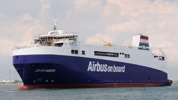 Airbus memiliki 3 kapal khusus untuk mengangkut komponen utama A380 ke dermaga terapung di Pauillac, Prancis. Kapal roll-on roll-off atau RORO membawa 6 bagian A380 dari fasilitas Airbus di Wales, Jerman, Prancis, Italia dan Spanyol (Airbus/CNN Travel) Airbus memiliki 3 kapal khusus untuk mengangkut komponen utama A380 ke dermaga terapung di Pauillac, Prancis. Kapal roll-on roll-off atau RORO membawa 6 bagian A380 dari fasilitas Airbus di Wales, Jerman, Prancis, Italia dan Spanyol (Airbus/CNN Travel)