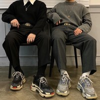 Sneakers Balenciaga juga menjadi incaran sepanjang setahun terakhir. Balenciaga Triple S yang dirancang oleh Demna Gvasalia hadir dengan model chunky yang tebal dalam nuansa futuristik. (Foto: Instagram/@balenciagaworld)