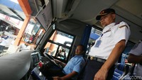 Kepala Badan Pengelola Transportasi Jabodetabek (BPTJ) Bambang Prihartono mengecek kondisi bus yang beroperasi di Terminal Pondok Cabe.