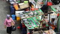 Ikan dan kerang banyak diminati warga untuk dimasak ataupun dibakar sambil menunggu detik-detik pergantian tahun baru. 