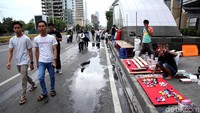 Para PKL mulai menggelar lapak di kawasan Bundaran HI, Jakarta, Senin (31/12/2018).