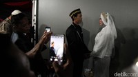 Beberapa pasangan juga tak mau melewatkan momen untuk mengikuti sesi foto.