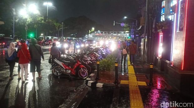 Malam Tahun Baru, Lalin Depan Stasiun Gambir Padat