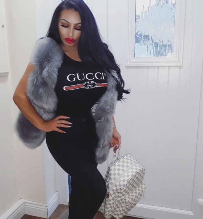 Penampilannya dari atas sampai bawah sudah ketahuan bahwa tubuhnya tidak asli lagi. Ava mengakui bahwa dia memang penggemar operasi plastik. Foto: dok. Instagram (@avavanroseofficial_)