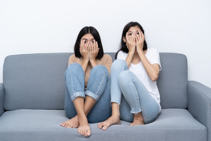 Ilustrasi Nonton Film Horor Ilustrasi Nonton Film Horor
