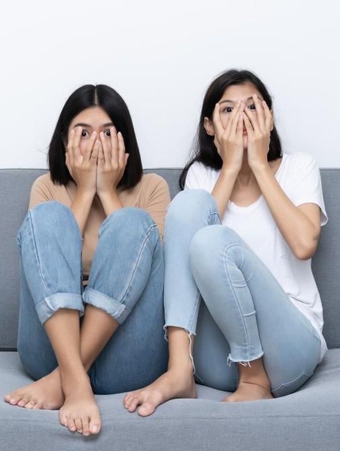 Ilustrasi Nonton Film Horor Ilustrasi Nonton Film Horor