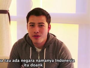 Reaksi Lucu Orang Bule Makan Nasi Ayam Kremes Pakai Tangan