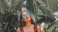 Rozanna Purcell dari Irlandia adalah finalis 10 Besar di ajang Miss Universe 2010. Nama Rozanna banyak dibicarakan lagi oleh traveler berkat foto liburannya di Bali yang jadi viral. (Instagram/@rozannapurcell)