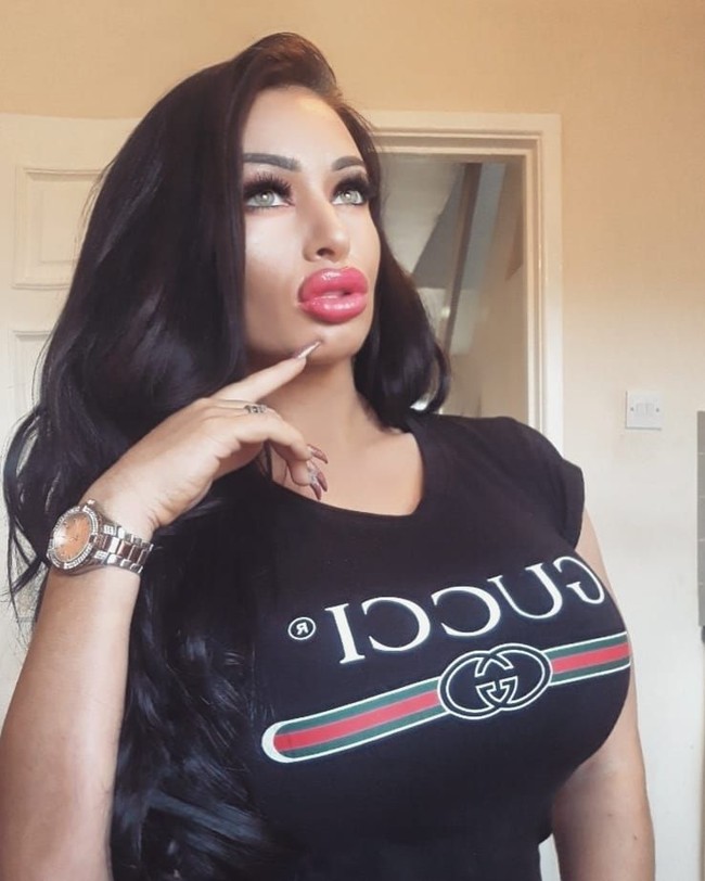 Tak hanya operasi payudara, Ava pun pernah melakukan implan bokong. Dia juga melakukan filler bibir hingga sedot lemak.  Foto: dok. Instagram (@avavanroseofficial_)