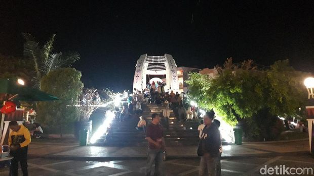 Perayaan tahun baru di Gong Perdamaian, Ambon. 