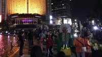 Selain pertunjukan musik, ada pertunjukan kesenian asli Jakarta yang menghibur warga. Ondel-ondel juga terlihat mengitari kawasan Bundaran HI. (Foto: )Rolan/detikcom