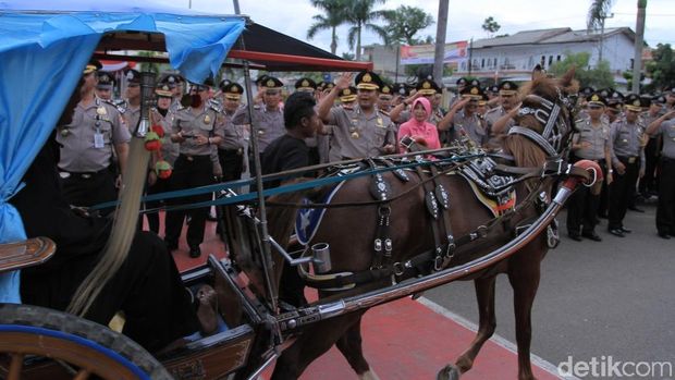 Puluhan Pensiunan Polres Bandung Dilepas Naik Delman