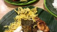 Meski lauknya hanya empal, sambal pencit dan sedikit telor dadar plus rempeyek, tetap gurih enak. Foto: Instagram @dcaffeinesby