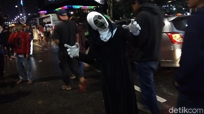 Ada Valak hingga Kuntilanak Ramaikan Tahun Baru di Monas