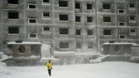 Kota Norilsk punya banyak bangunan kosong yang dipenuhi es. Pembangunannya sebagai perumahan sementara untuk pendatang baru yang bekerja di pabrik (BBC Future)