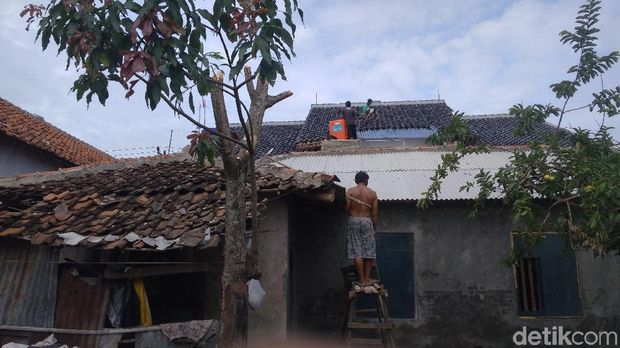 Warga Panguragan Cirebon Bersihkan Puing-puing Pasca Puting Beliung