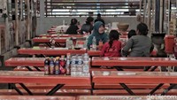 Hanya ada beberapa pengunjung yang datang.