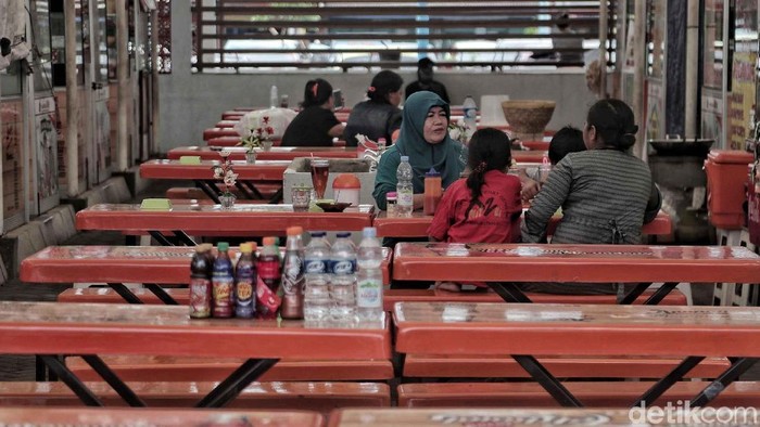Jelang pergantian tahun, pedagang di lokasi binaan (lokbin) di kawasan Taman Kota Intan, Jakbar sepi pengunjung.