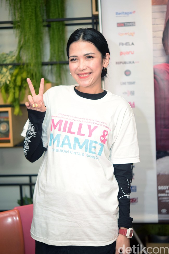 Dinda Kanya Dewi sampai dirawat di rumah sakit selama 24 hari saat terinfeksi COVID-19. 24 Days, finish, tulis Dinda pada Desember 2020. Bintang film dan sinetron itu membagikan foto ketika dia dirawat di rumah sakit dengan infus di tangannya. Foto: Noel/detikFoto