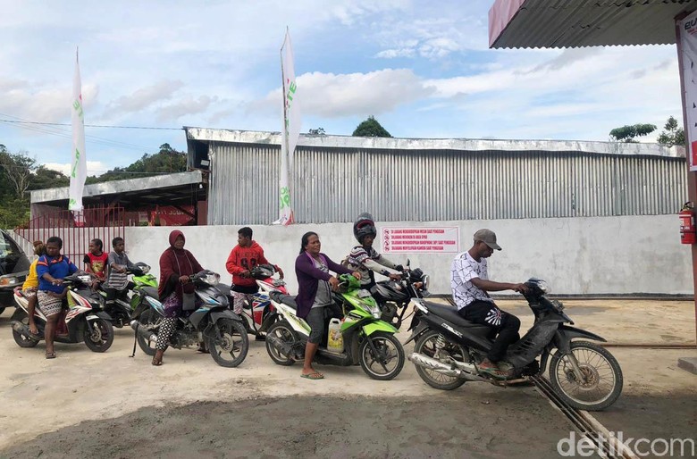 Ilustasi Isi BBM di Papua. Foto: Muslimin Abbas Ilustasi Isi BBM di Papua. Foto: Muslimin Abbas