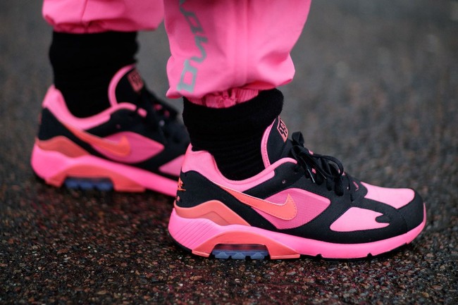 Sneakers populer lainnya di 2018 termasuk Commes des Garcons x Nike Air Max 180. Sneakers ini tampil perdana di catwalk Paris Fashion Week Spring-Summer 2018. (Foto: Dok. Highsnobiety)